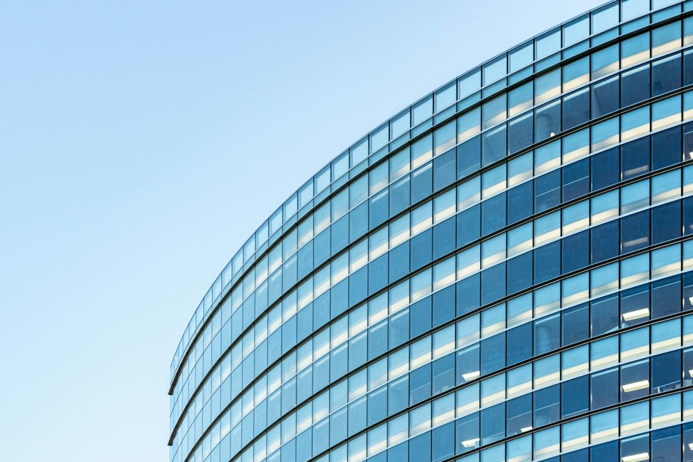 Gebogen glazen gevel als illustratie bij technische consultancy