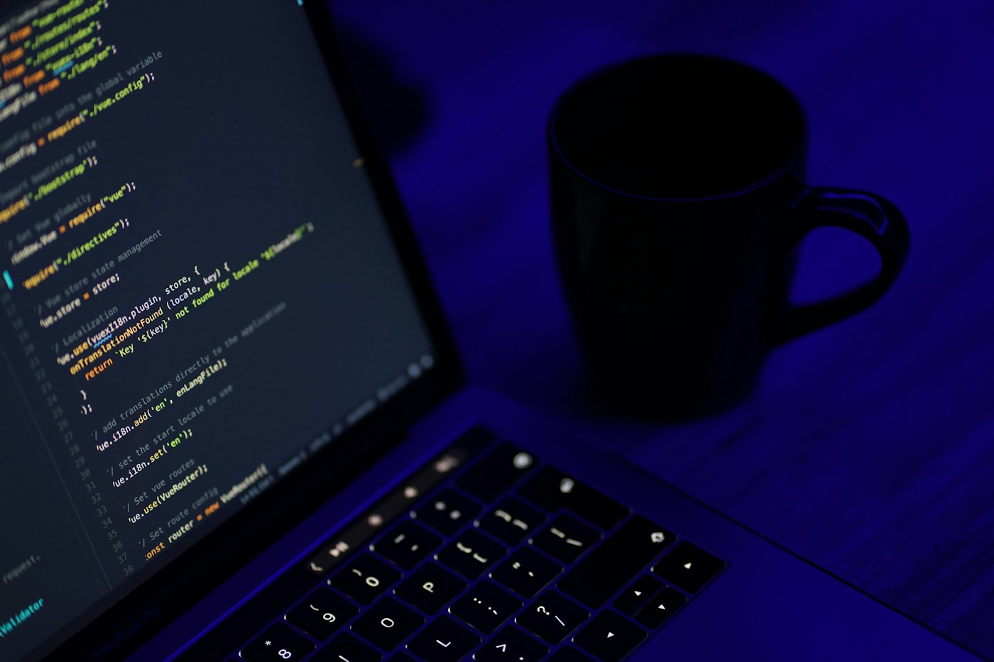 Laptop met een code-editor op een werkplek